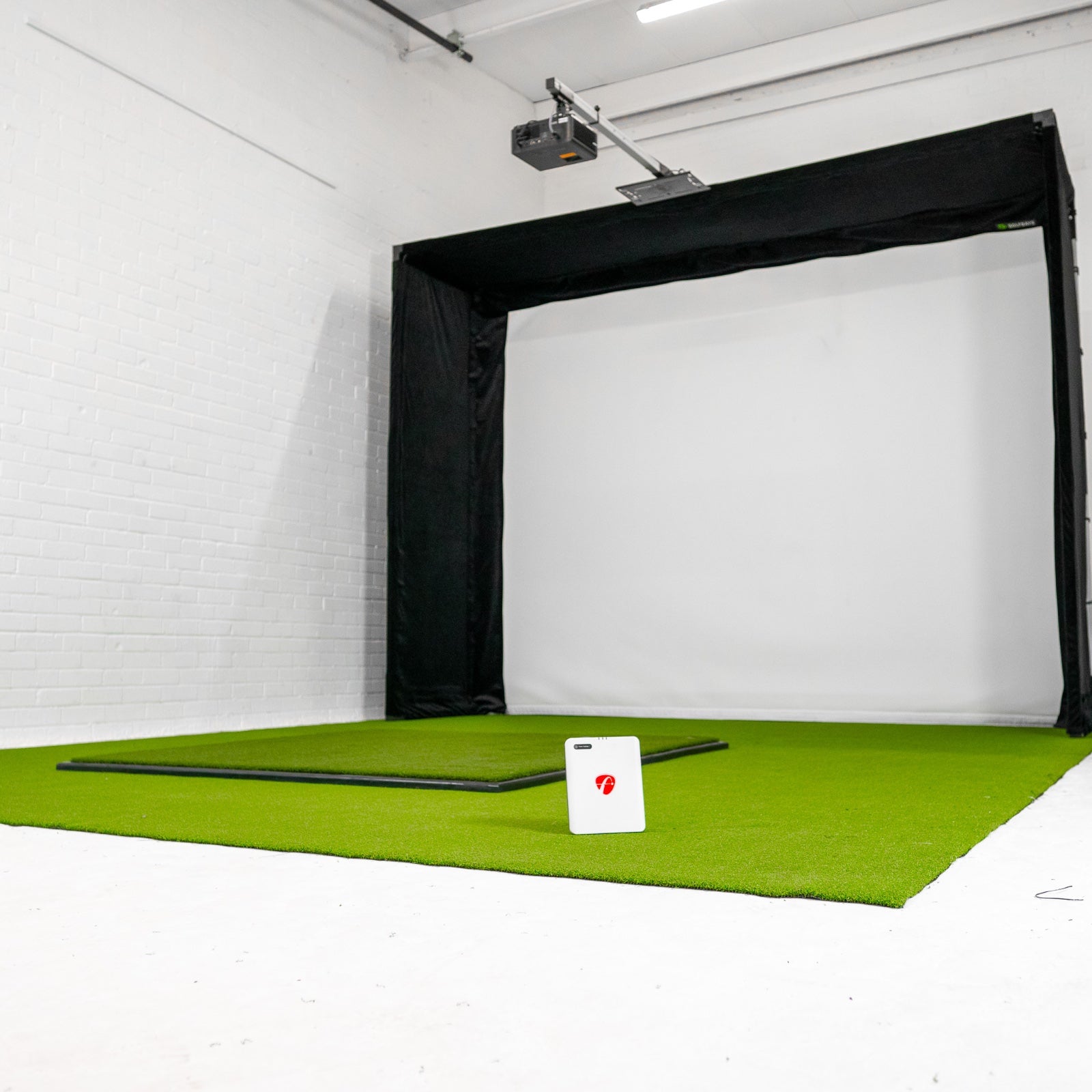 Flightscope Mevo + 2024 útgáfa GolfBays Lux heimagolfhermir